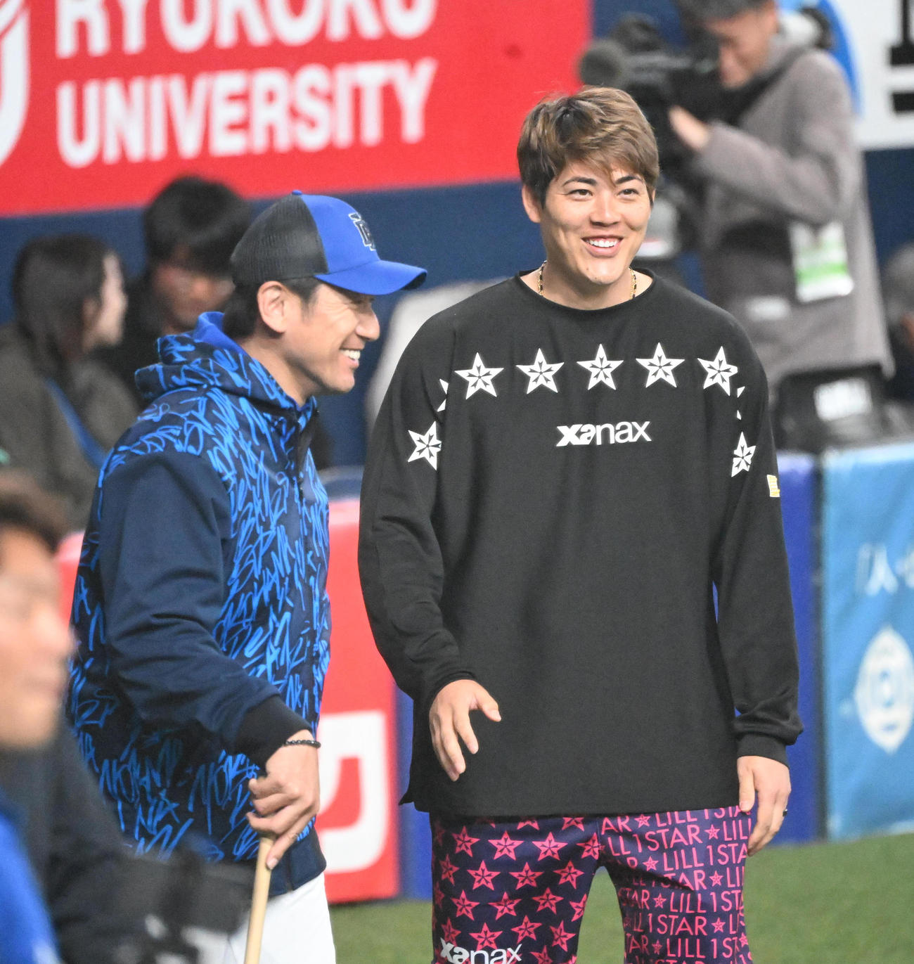 オリックス対DeNA　試合前に談笑するDeNA三浦監督（左）とオリックス九里（撮影・和賀正仁）