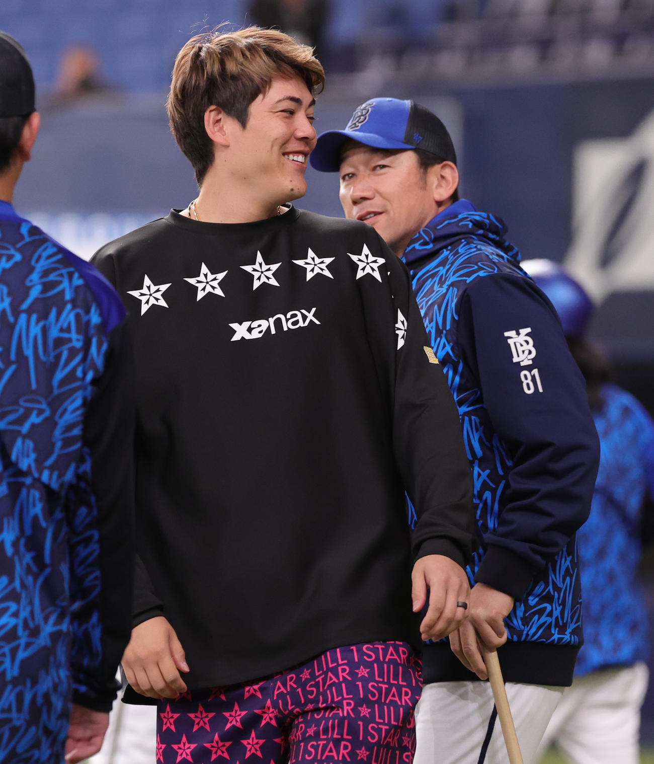 オリックス対DeNA DeNA三浦監督（後方）に気づき笑顔でふりかえるオリックス九里（撮影・野上伸悟）