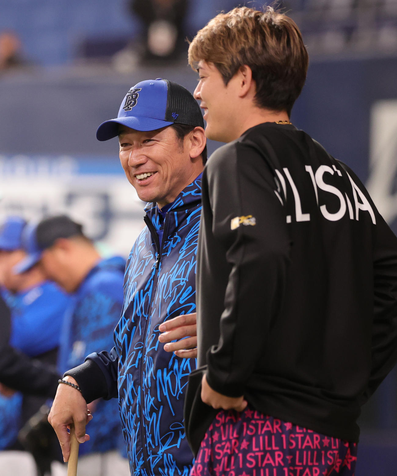 オリックス対DeNA　談笑するDeNA三浦監督（左）とオリックス九里（撮影・野上伸悟）