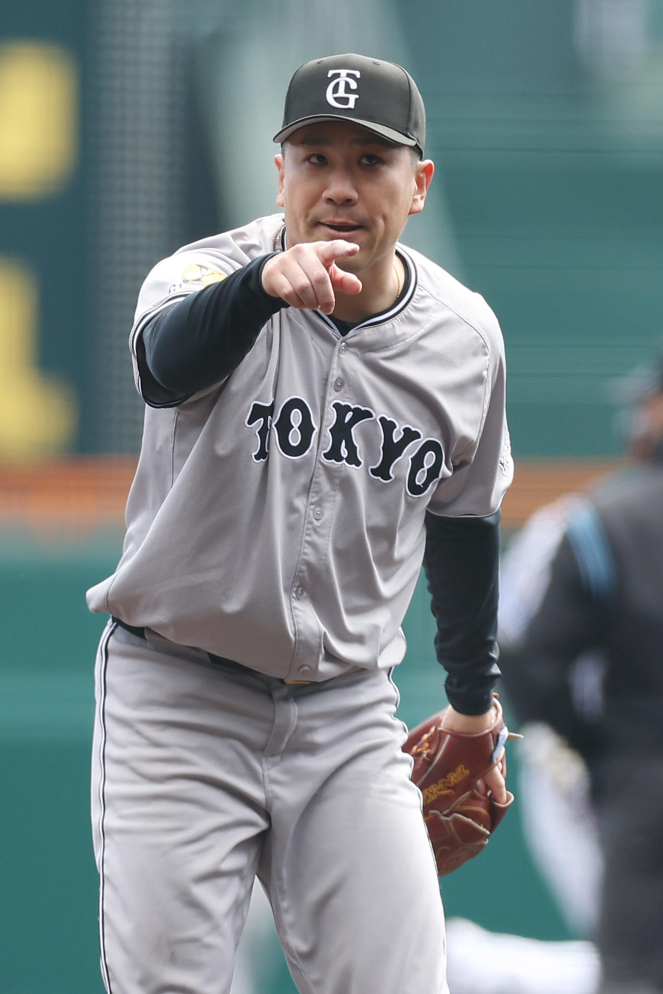 阪神対巨人　2回裏阪神無死一塁、大山悠輔を空振り三振に仕留め、森下の二盗を刺した捕手大城卓を指さす田中将（撮影・前田充）