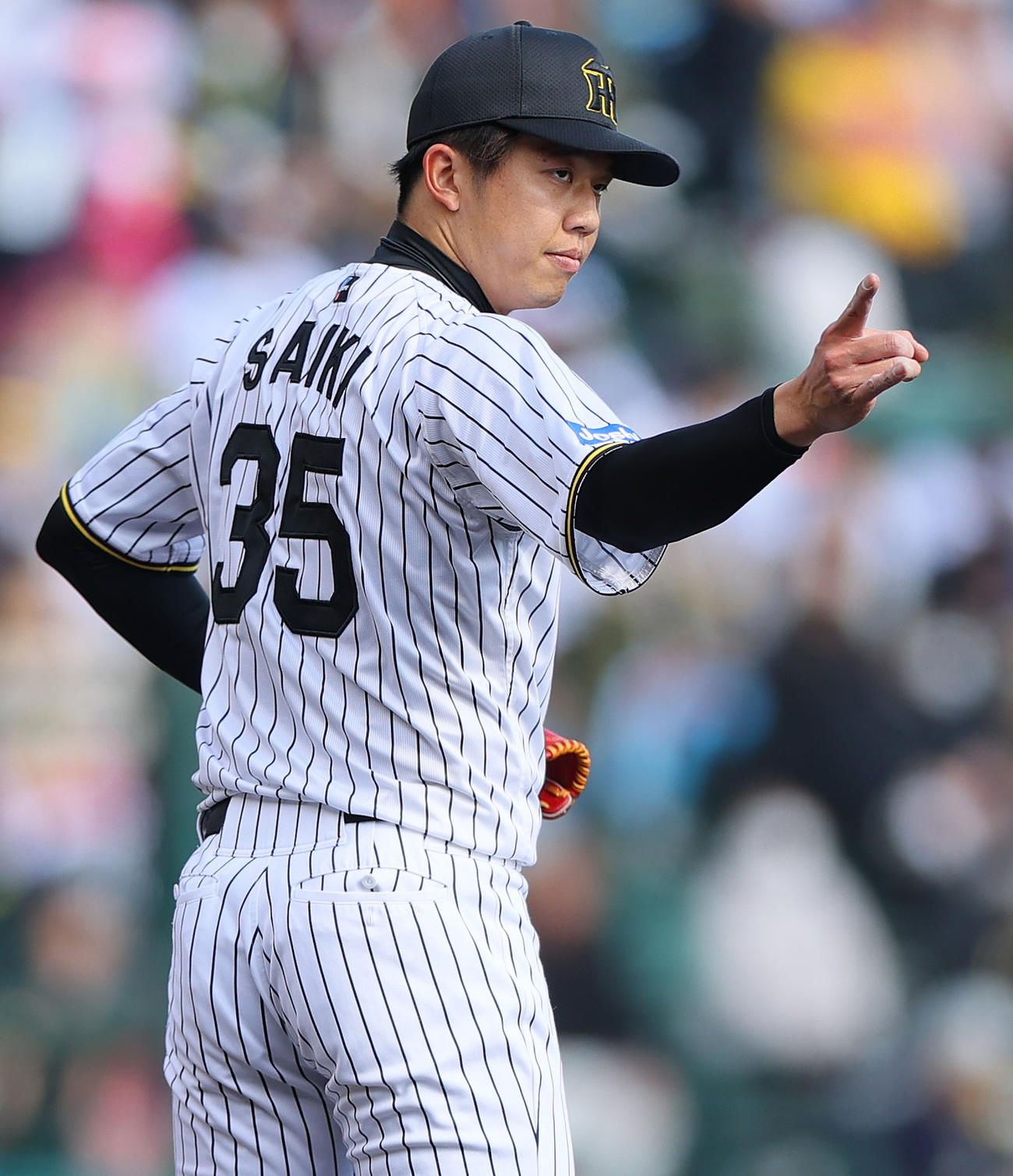 オープン戦・阪神対巨人　6回表、阪神才木は野手とカウントを確認する（撮影・上山淳一）