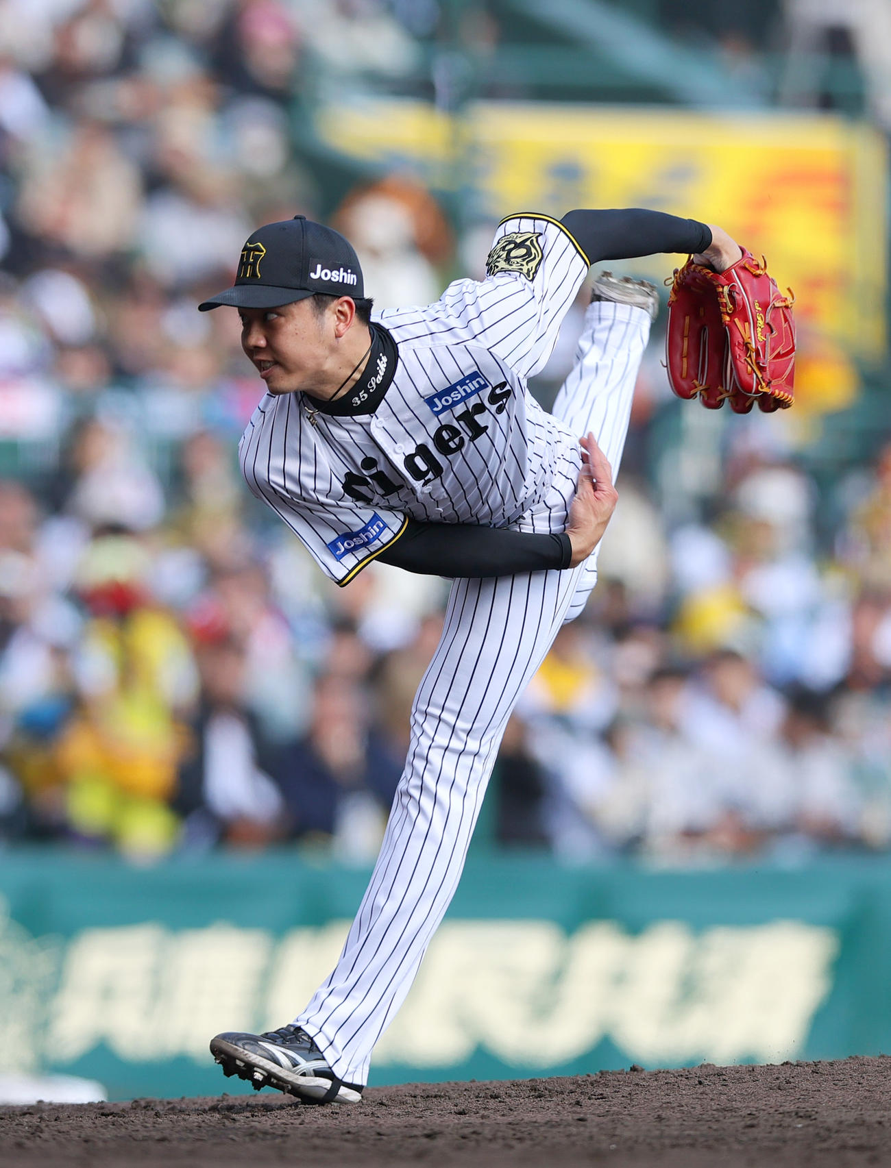 オープン戦・阪神対巨人　6回表、力投する阪神才木（撮影・上山淳一）