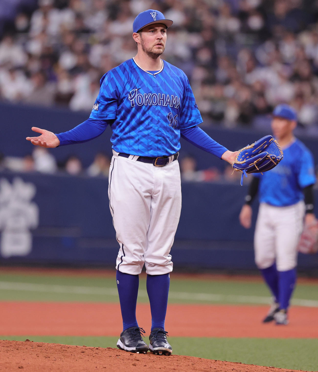 オリックス対DeNA 2回裏オリックス2死、ボークの判定に不満を示すDeNAバウアー（撮影・野上伸悟）
