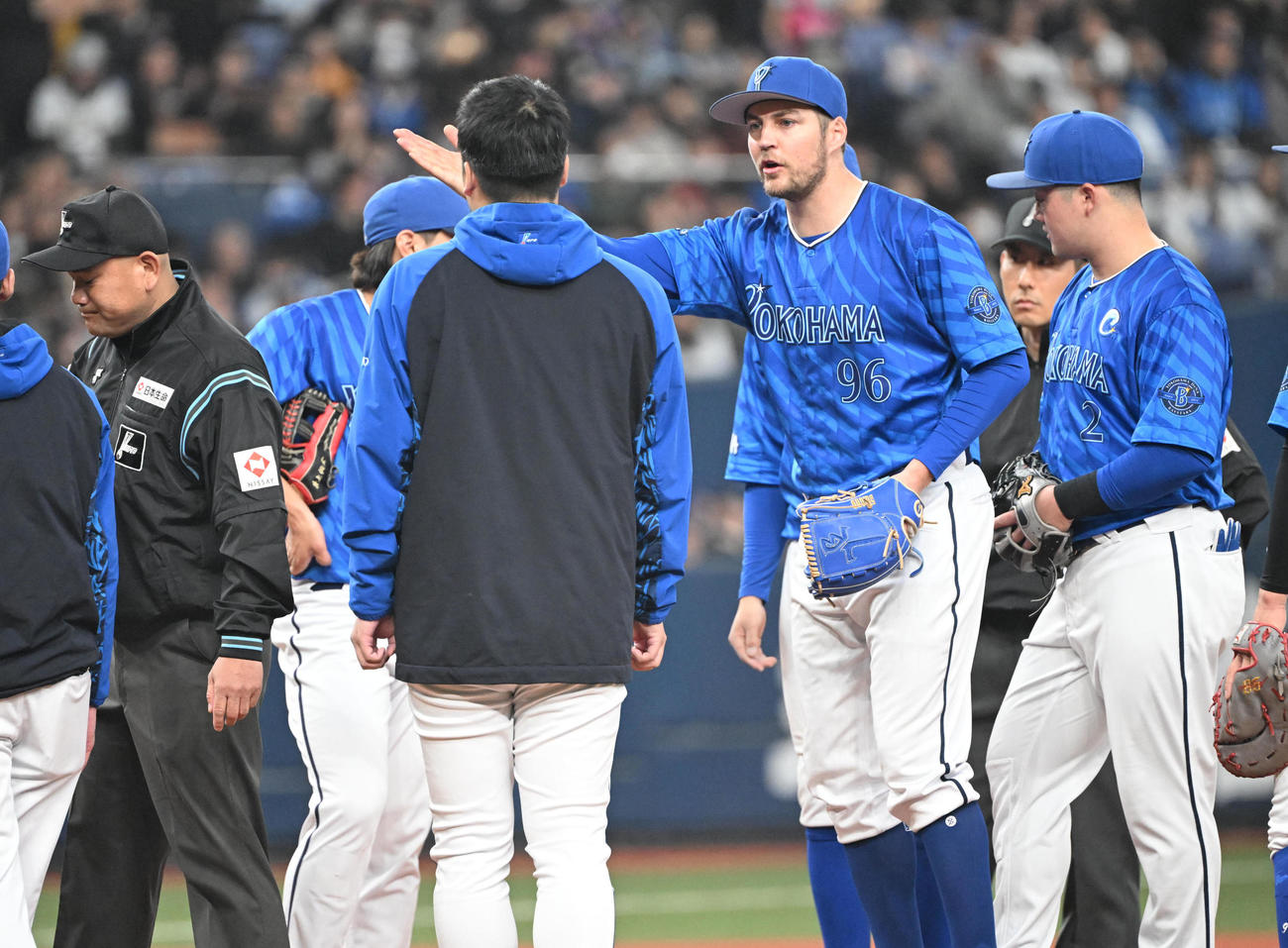 オリックス対DeNA 2回裏オリックス2死三塁、投球動作を変更したとしてボークを取られたバウアー（撮影・和賀正仁）