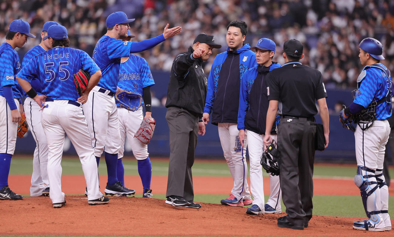 オリックス対DeNA 2回裏オリックス2死、ボークの判定に不満を示すDeNAバウアー（撮影・野上伸悟）