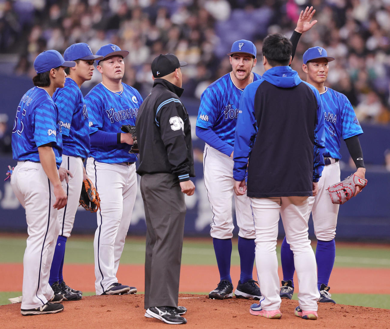 オリックス対DeNA 2回裏オリックス2死、ボークの判定に不満を示すDeNAバウアー（撮影・野上伸悟）