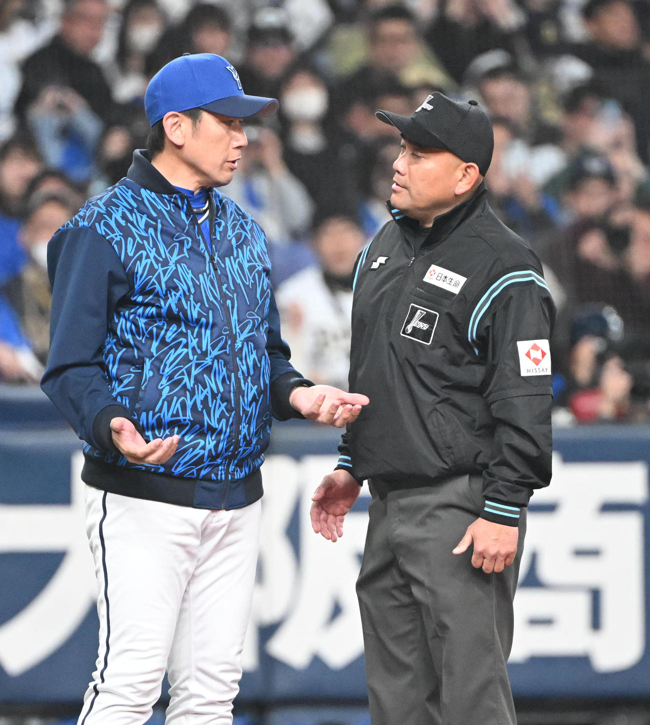 オリックス対DeNA 2回裏オリックス2死三塁、バウアーのボークについて説明を受けるDeNA三浦監督（撮影・和賀正仁）