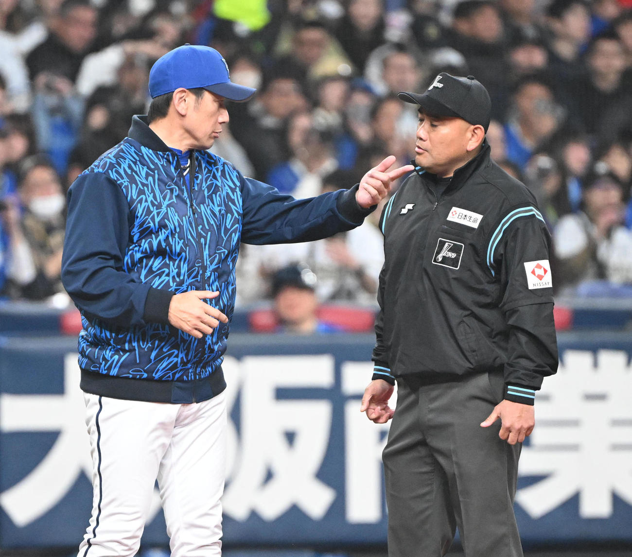 オリックス対DeNA 2回裏オリックス2死三塁、バウアーのボークについて説明を受けるDeNA三浦監督（撮影・和賀正仁）