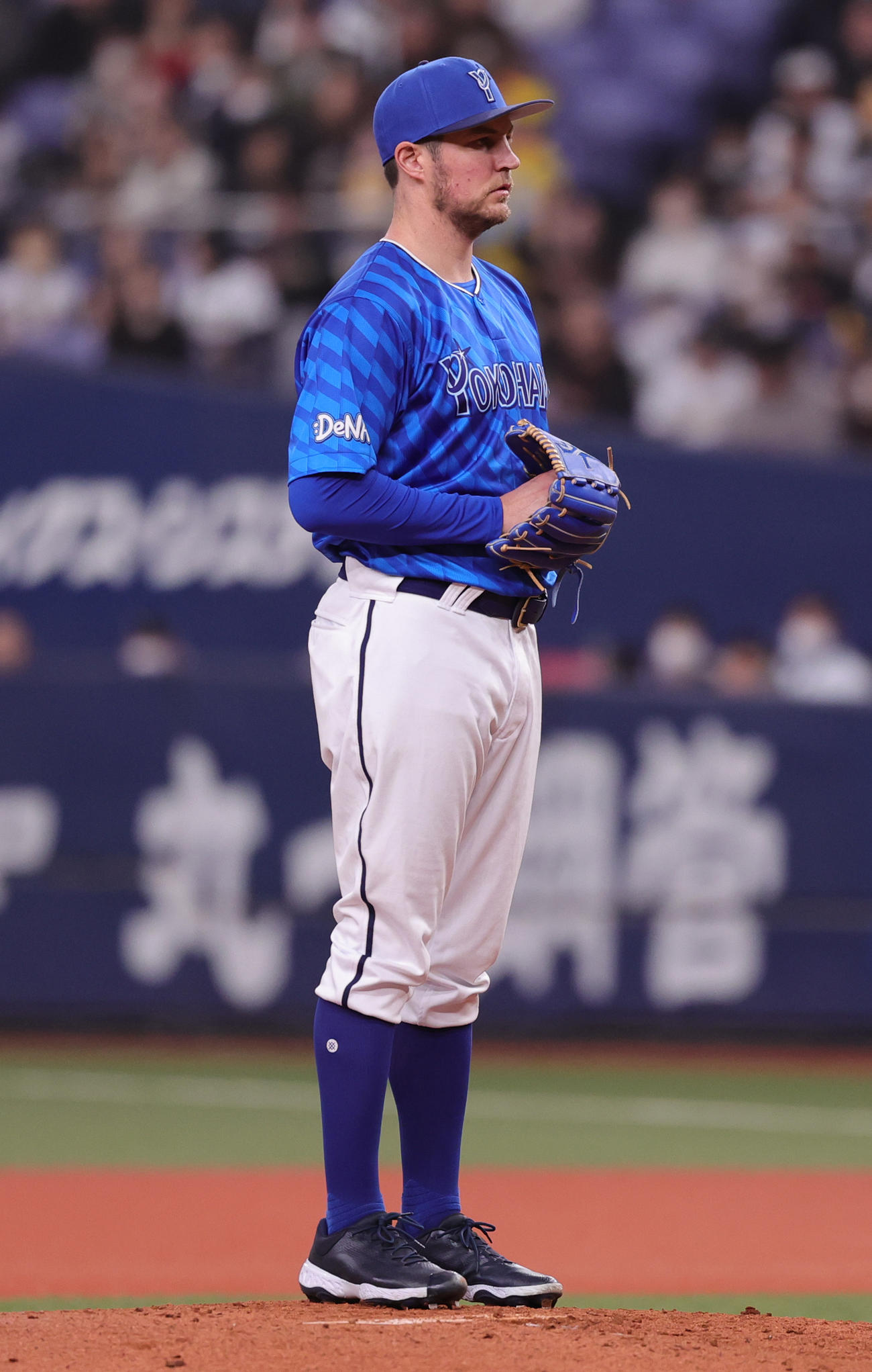 オリックス対DeNA 2回裏オリックス2死三塁、DeNAバウアーがボークと判定された際の投球1（撮影・野上伸悟）