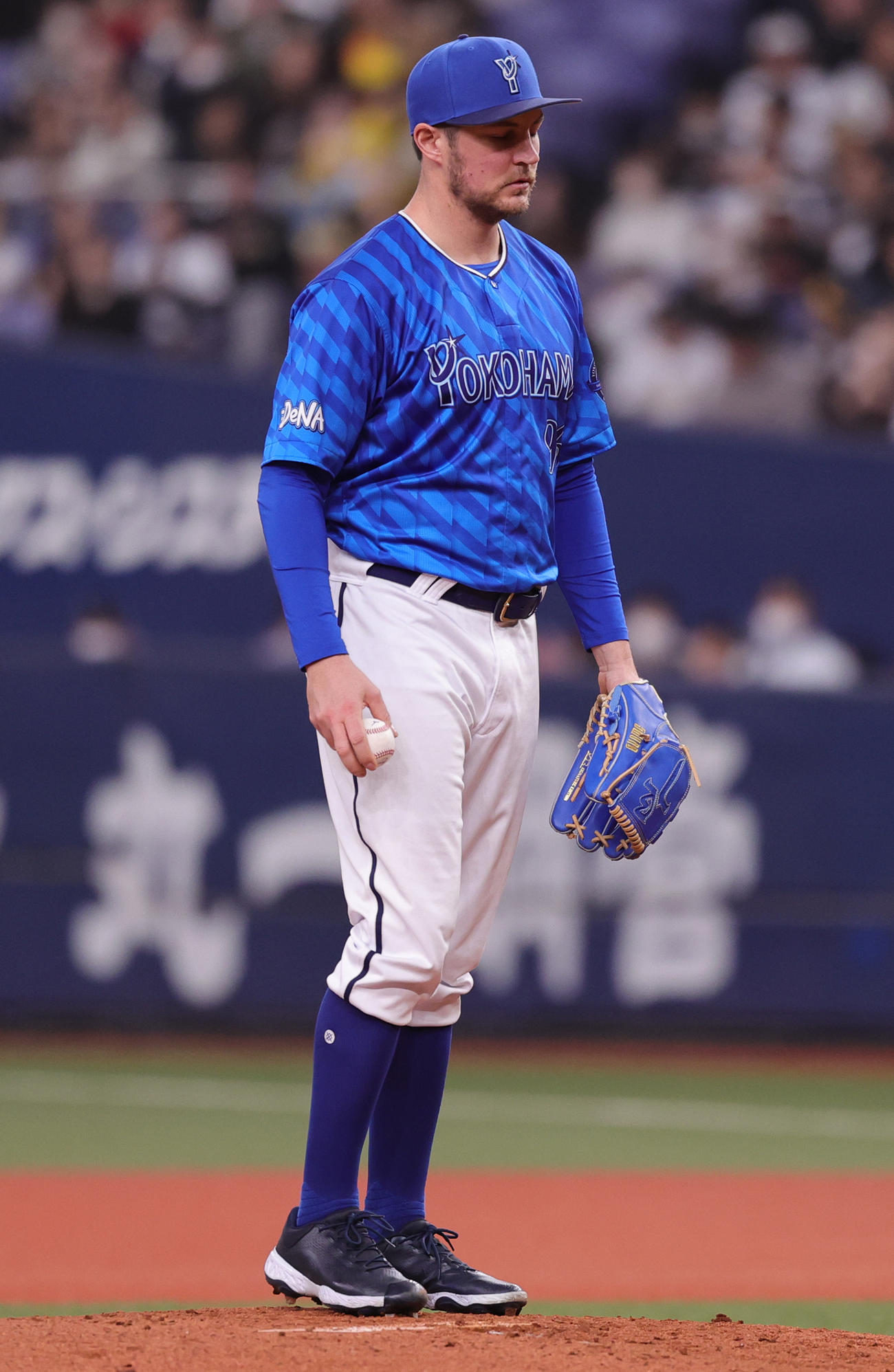 オリックス対DeNA 2回裏オリックス2死三塁、DeNAバウアーがボークと判定された際の投球2（撮影・野上伸悟）