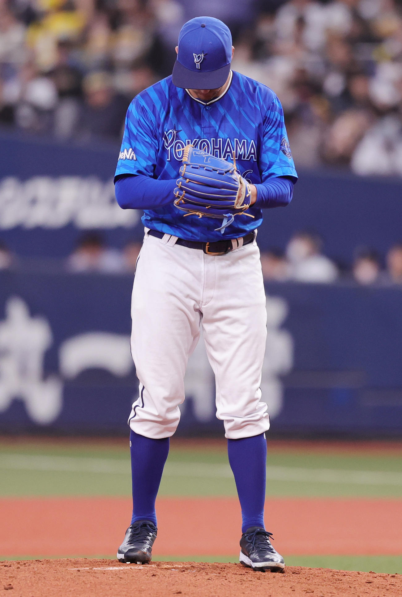 オリックス対DeNA 2回裏オリックス2死三塁、DeNAバウアーがボークと判定された際の投球4（撮影・野上伸悟）