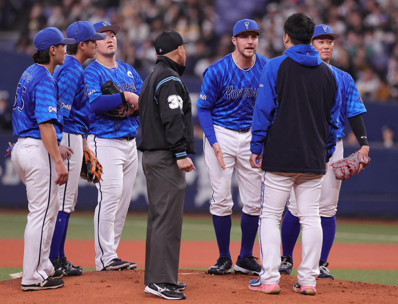 オリックス対DeNA 2回裏オリックス2死、ボークの判定に不満を示すDeNAバウアー（撮影・野上伸悟）