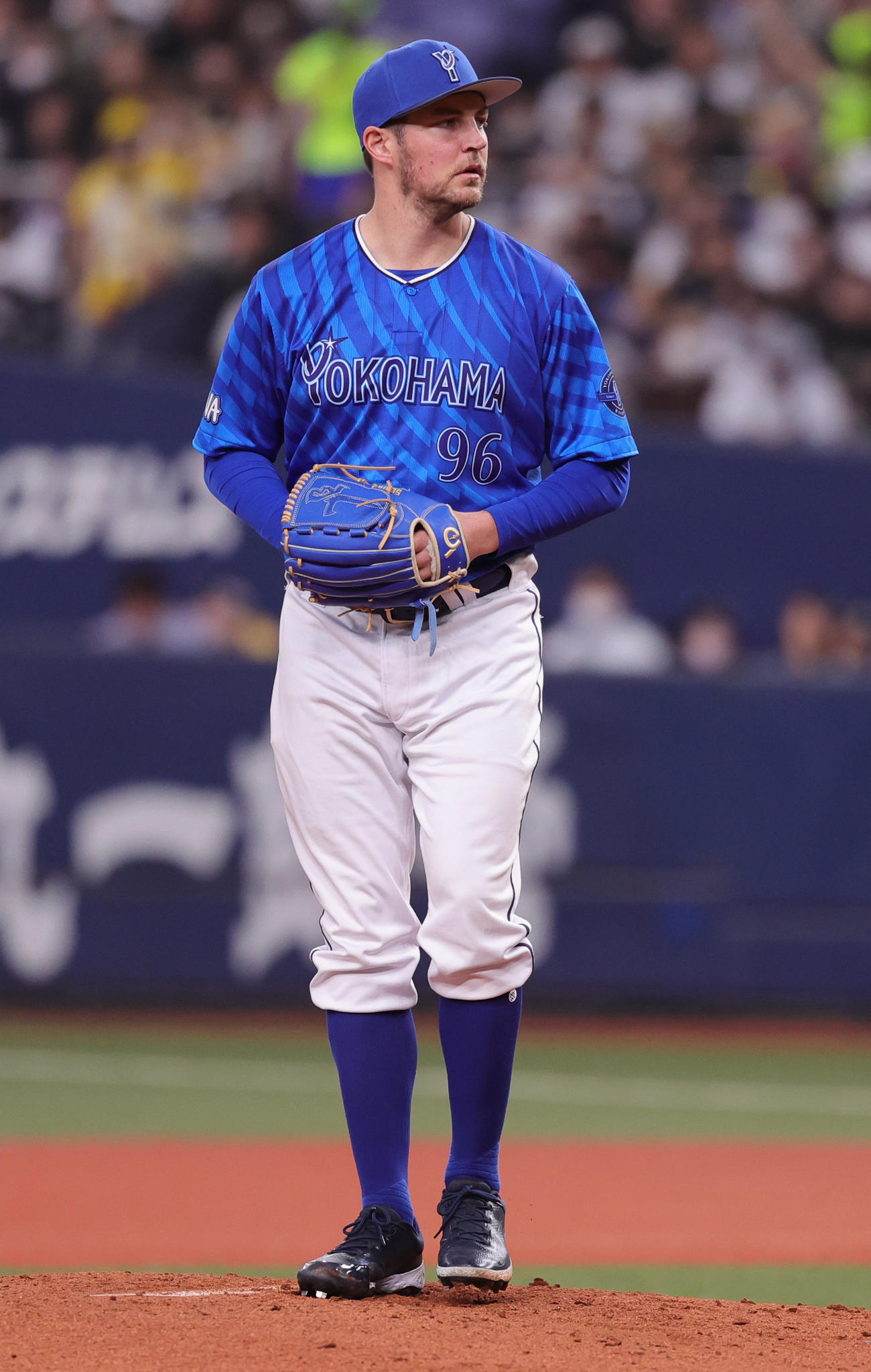 オリックス対DeNA 2回裏オリックス2死三塁、DeNAバウアーがボークと判定された際の投球8（撮影・野上伸悟）