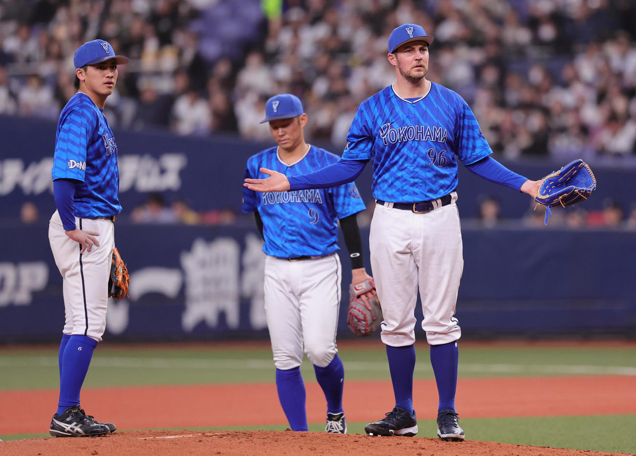オリックス対DeNA 2回裏オリックス2死、ボークの判定に不満を示すDeNAバウアー（撮影・野上伸悟）