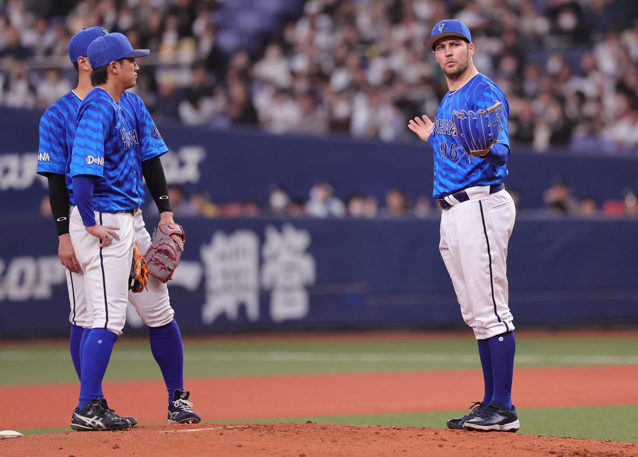 オリックス対DeNA 2回裏オリックス2死、ボークの判定に不満を示すDeNAバウアー（撮影・野上伸悟）