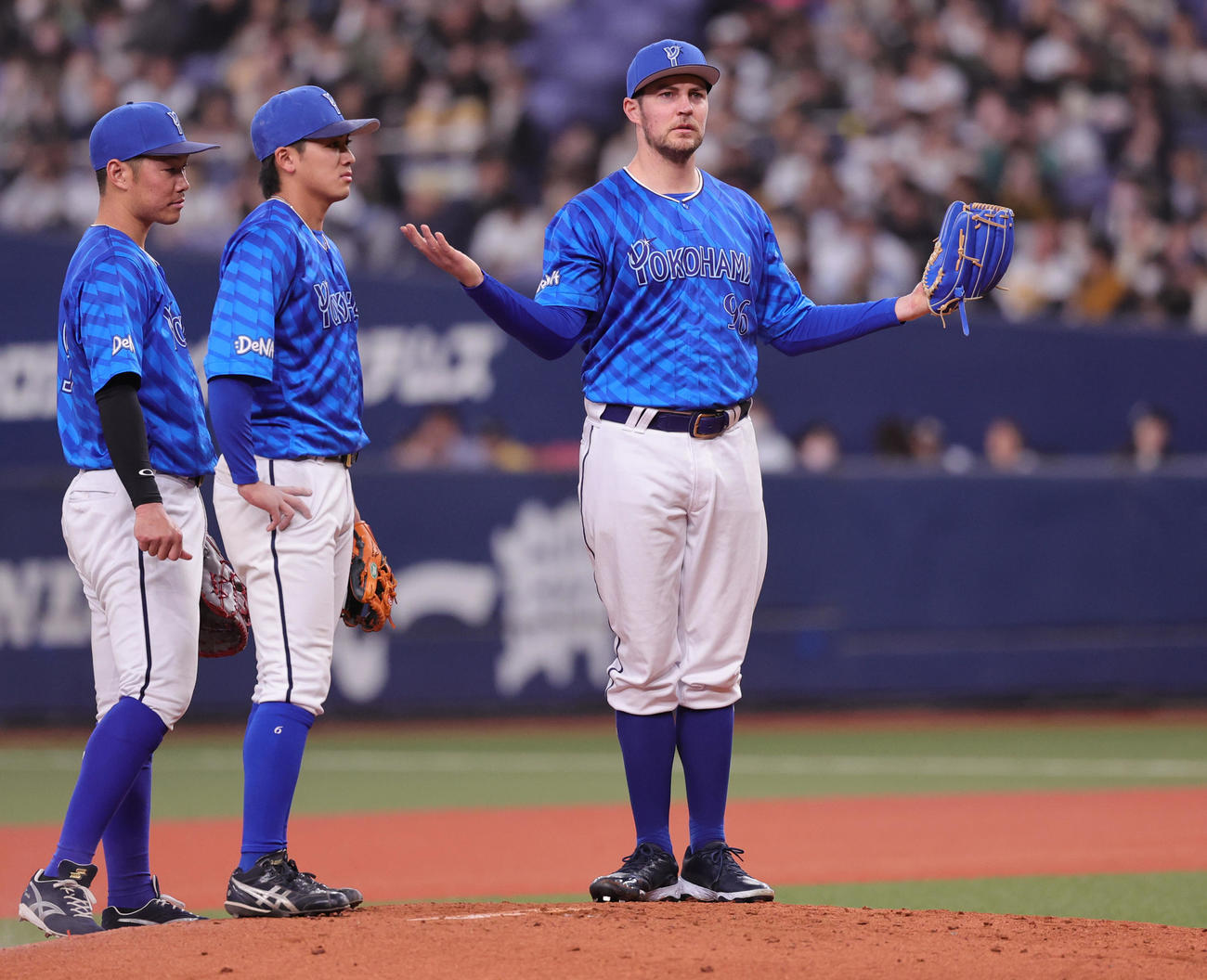 オリックス対DeNA 2回裏オリックス2死、ボークの判定に不満を示すDeNAバウアー（撮影・野上伸悟）