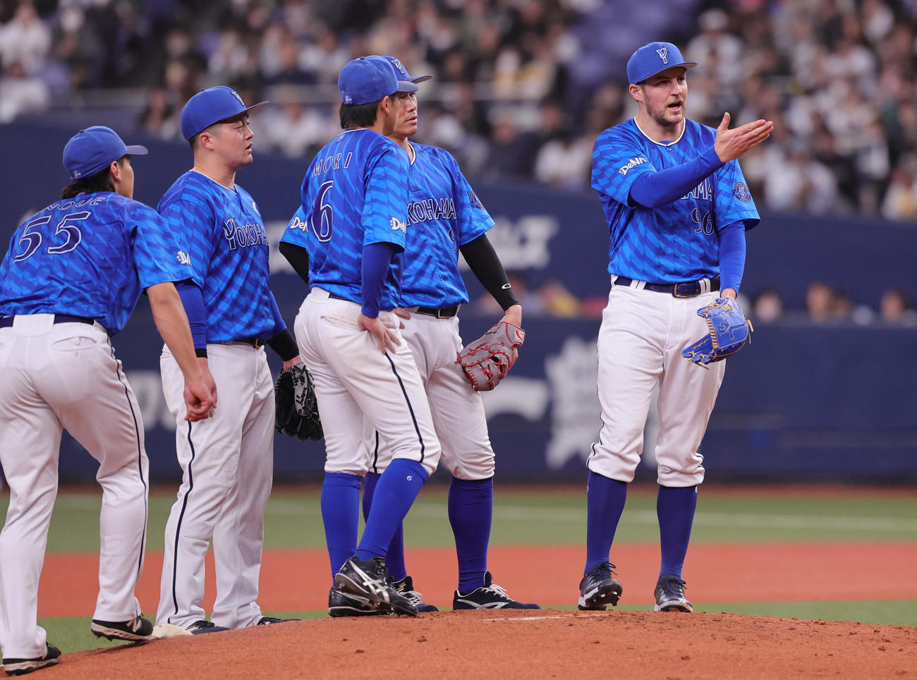 オリックス対DeNA 2回裏オリックス2死、ボークの判定に不満を示すDeNAバウアー（右端）（撮影・野上伸悟）