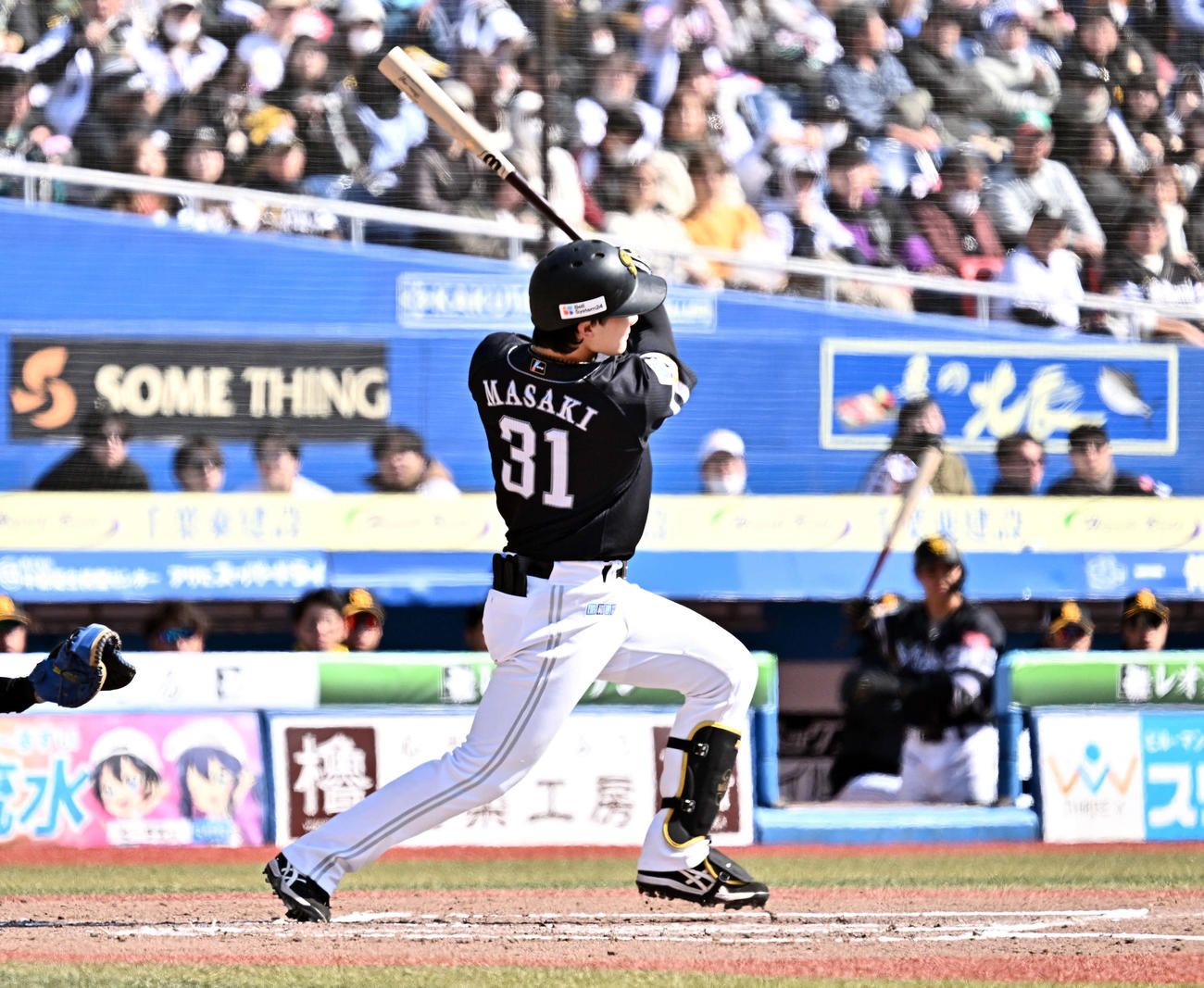 ロッテ対ソフトバンク　2回表ソフトバンク1死、正木は左越えソロ本塁打を放つ（撮影・滝沢徹郎）