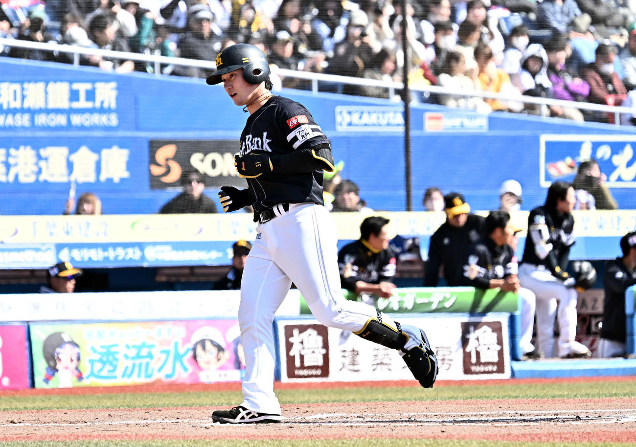 ロッテ対ソフトバンク　2回表ソフトバンク1死、左越えソロ本塁打を放った正木は生還する（撮影・滝沢徹郎）