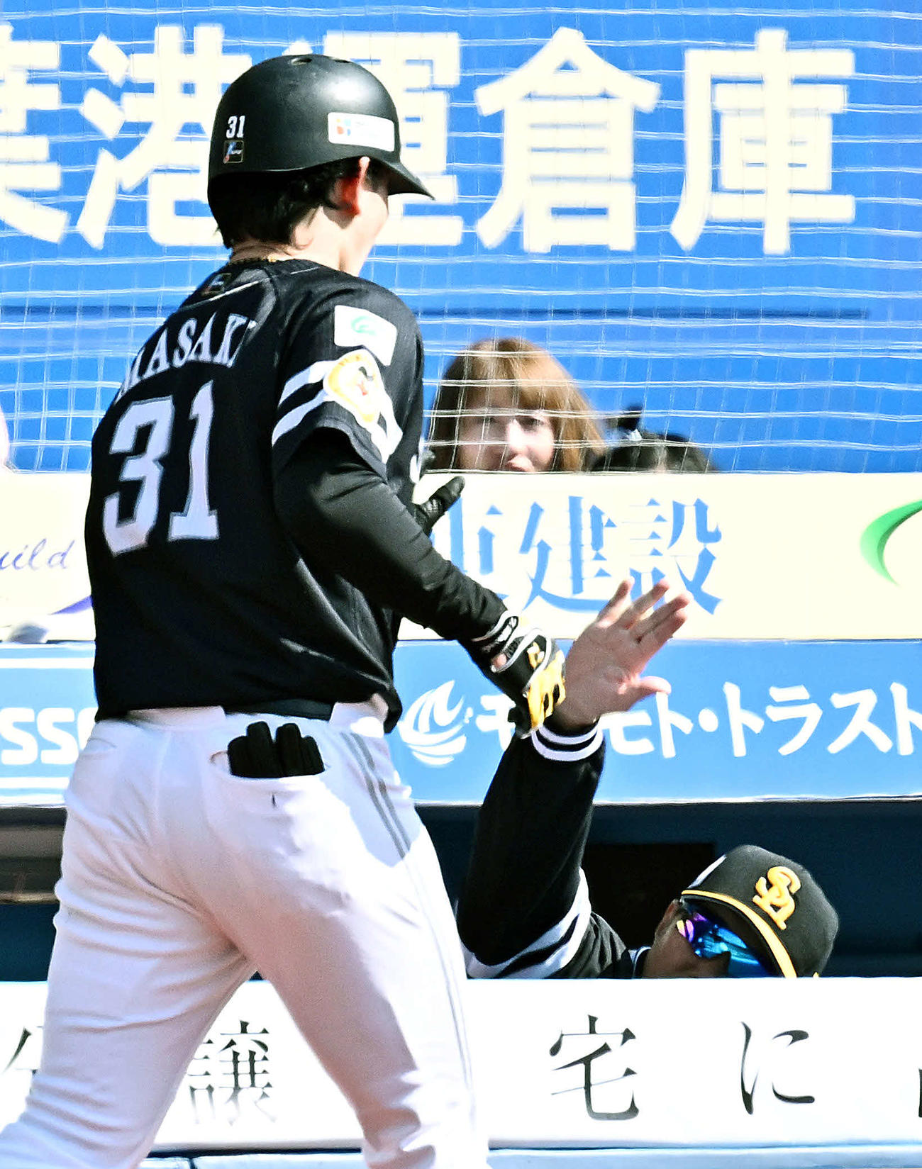ロッテ対ソフトバンク　2回表ソフトバンク1死、左越えソロ本塁打を放った正木（手前）を迎える小久保監督（撮影・滝沢徹郎）