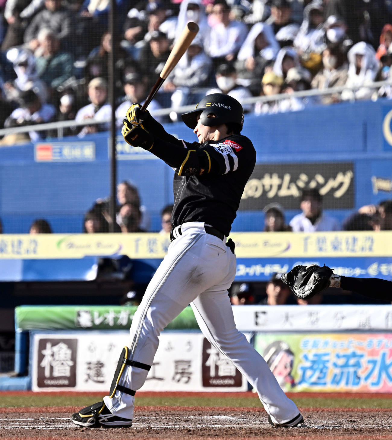ロッテ対ソフトバンク　8回表ソフトバンク2死二塁、正木は右翼に適時打を放つ（撮影・滝沢徹郎）