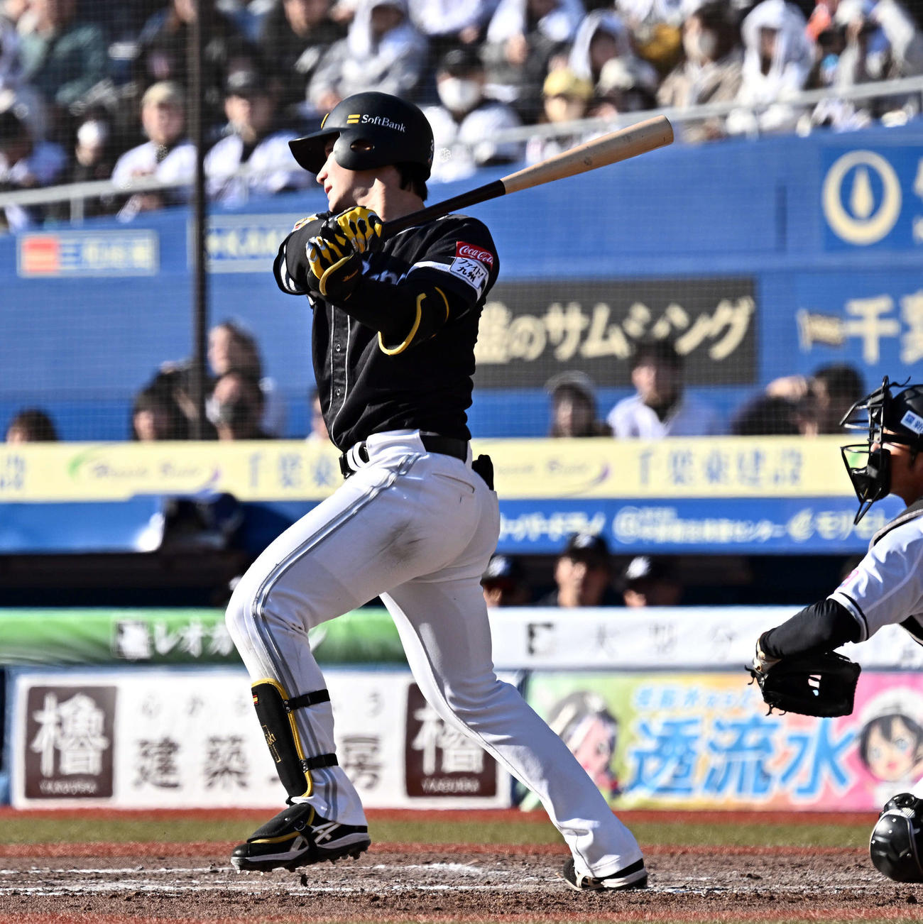 ロッテ対ソフトバンク　8回表ソフトバンク2死二塁、正木は右翼に適時打を放つ（撮影・滝沢徹郎）
