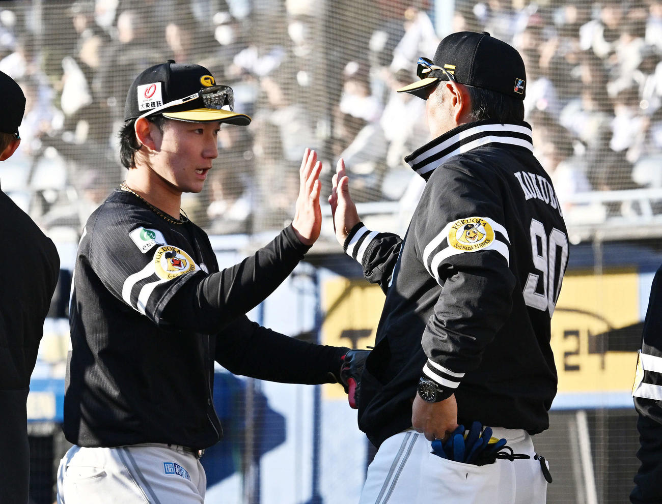ロッテ対ソフトバンク　試合後、ソフトバンク正木（左）は小久保監督とタッチをかわす（撮影・滝沢徹郎）