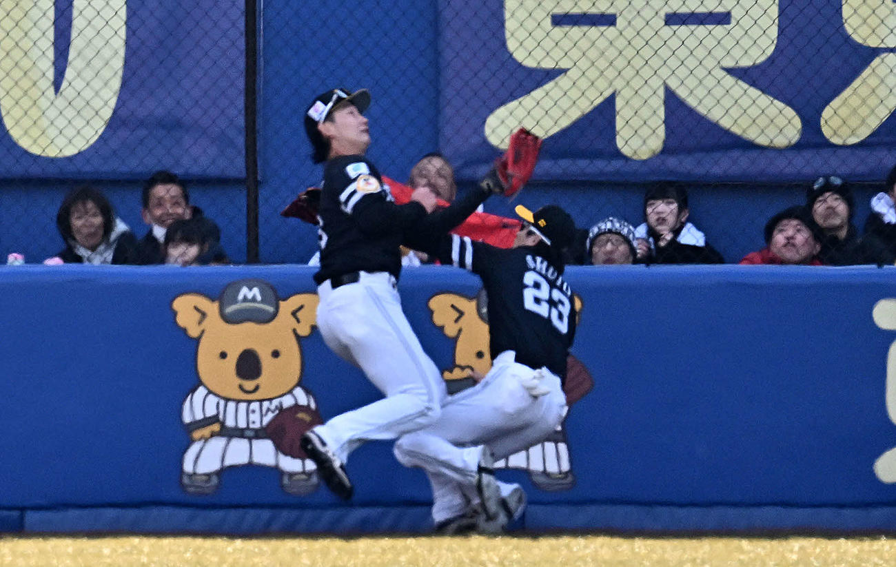ロッテ対ソフトバンク　2回裏ロッテ無死、安田の打球を追い交錯する左翼手正木（左）と中堅手周東（撮影・滝沢徹郎）