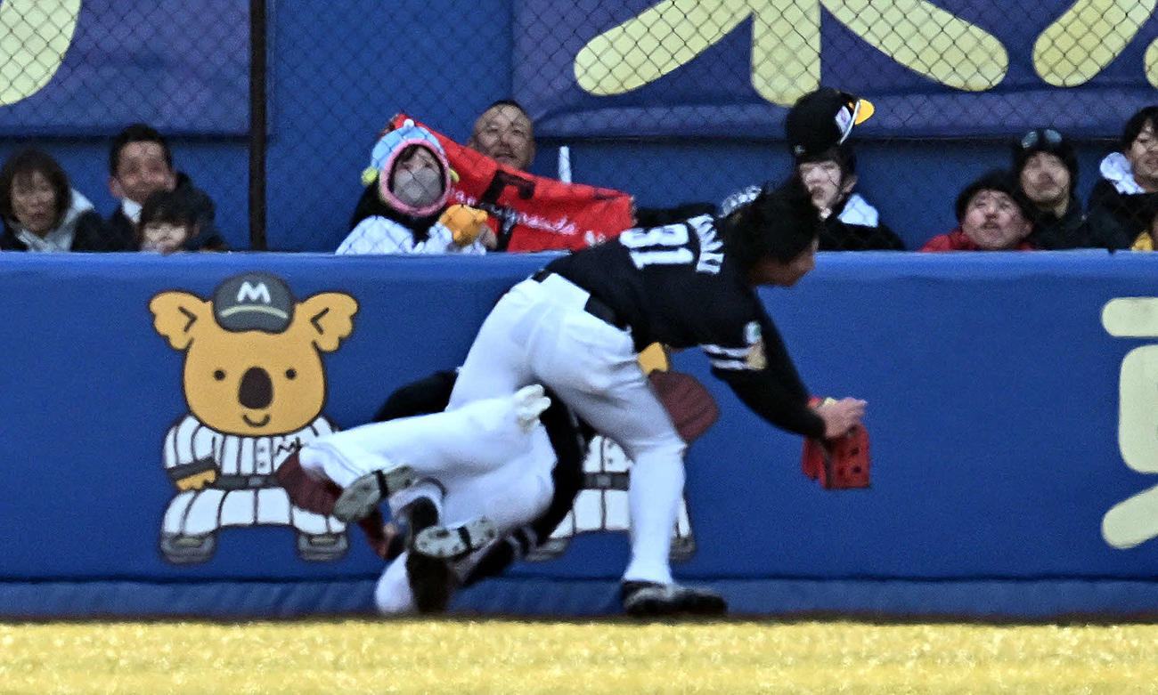 ロッテ対ソフトバンク　2回裏ロッテ無死、安田の打球を追い交錯する左翼手正木（右）と中堅手周東（撮影・滝沢徹郎）