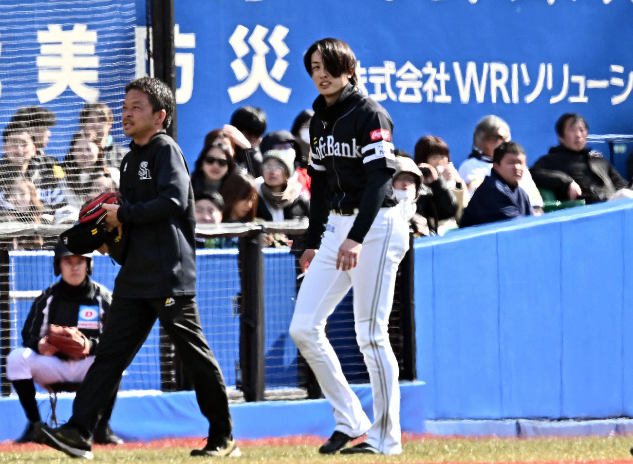 ロッテ対ソフトバンク　2回裏ロッテ無死、安田の打球を追い左翼手正木と交錯した中堅手周東（右）は交代しベンチへ引き揚げる（撮影・滝沢徹郎）