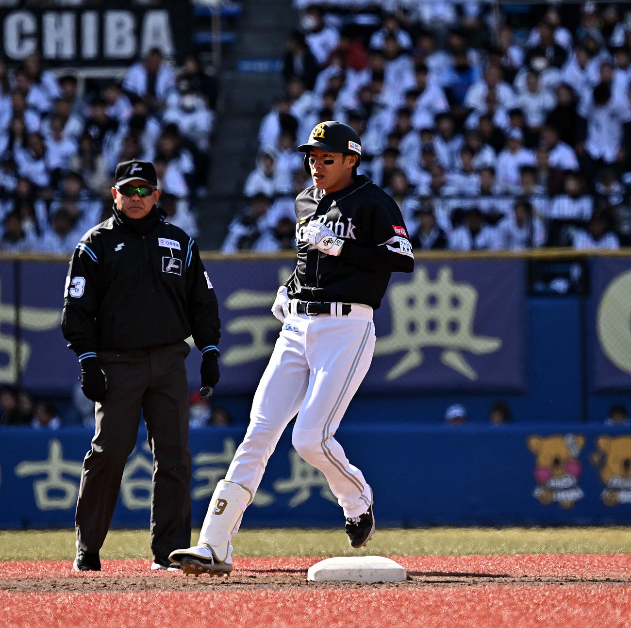 ロッテ対ソフトバンク　5回表ソフトバンク2死、柳田は左翼に二塁打を放つ（撮影・滝沢徹郎）