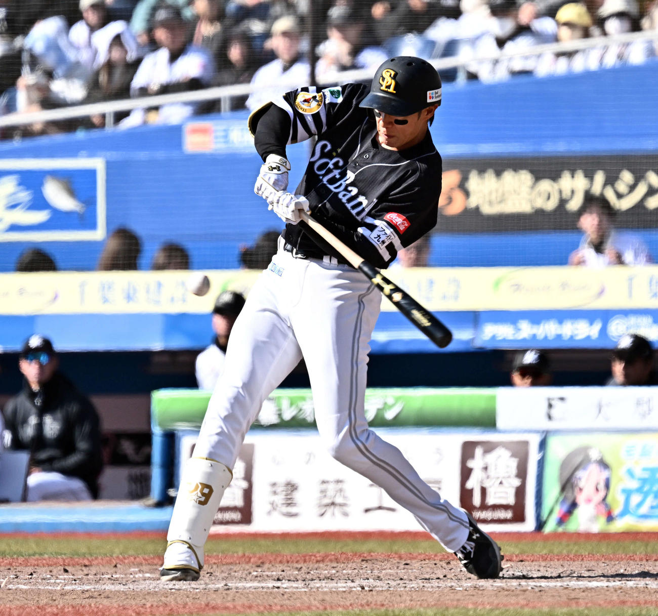 ロッテ対ソフトバンク　5回表ソフトバンク2死、柳田は左翼に二塁打を放つ（撮影・滝沢徹郎）