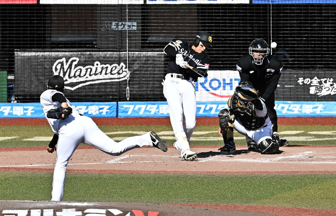 ロッテ対ソフトバンク　5回表ソフトバンク2死、柳田は左翼に二塁打を放つ。投手唐川（撮影・滝沢徹郎）
