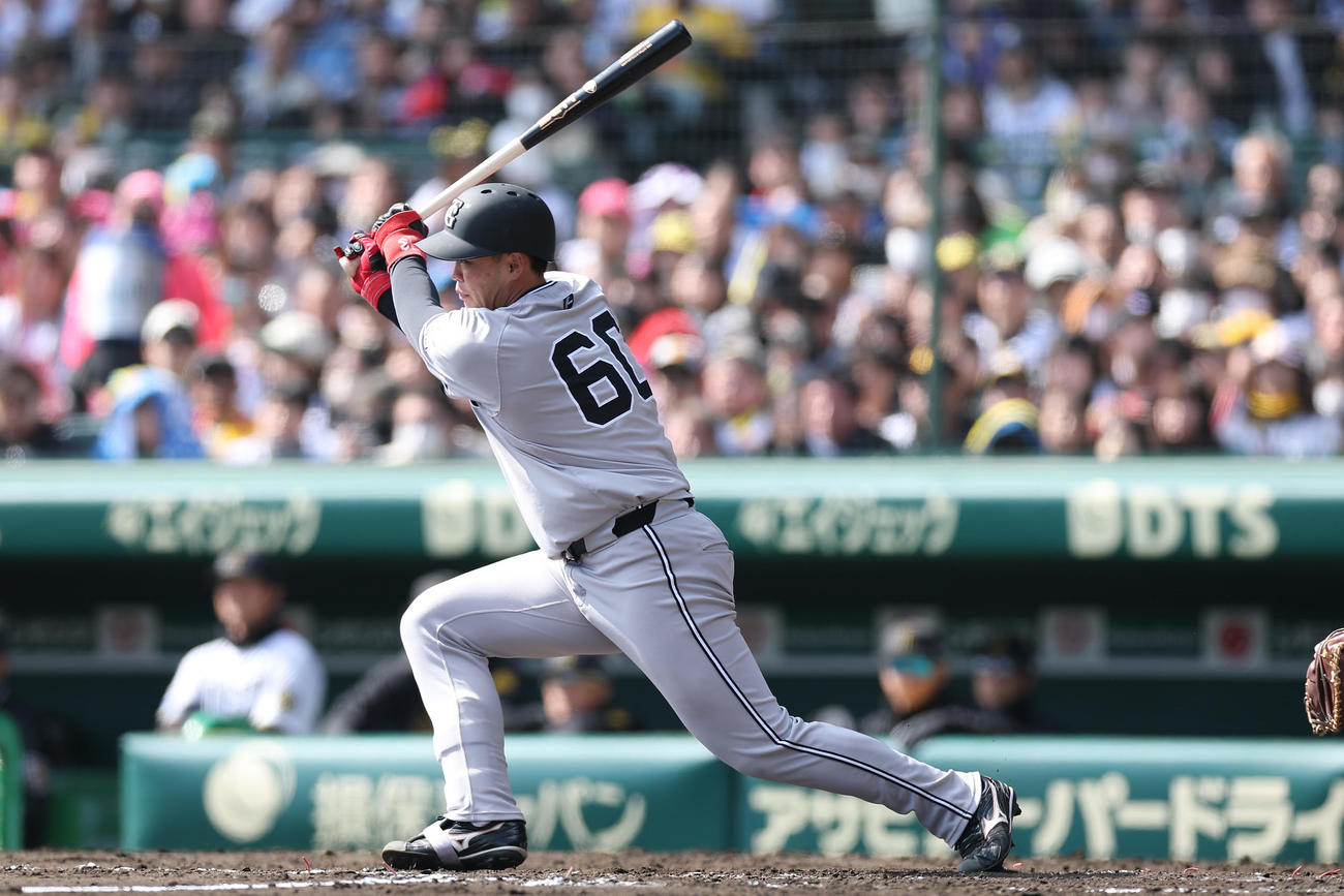 阪神対巨人　3回表巨人2死一、二塁、左翼線へ適時二塁打を放つ荒巻（撮影・前田充）