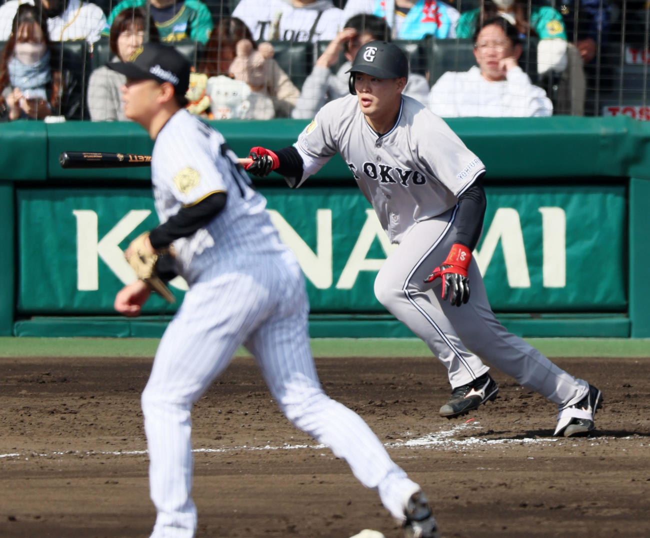 阪神対巨人　3回表巨人2死一、二塁、荒巻は右に適時二塁打を放つ。投手西勇（撮影・加藤哉）