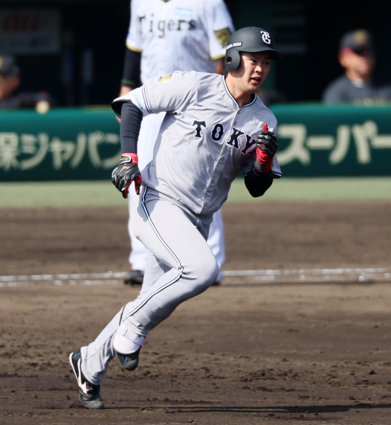 阪神対巨人　3回表巨人2死一、二塁、荒巻は右に適時二塁打を放つ（撮影・加藤哉）