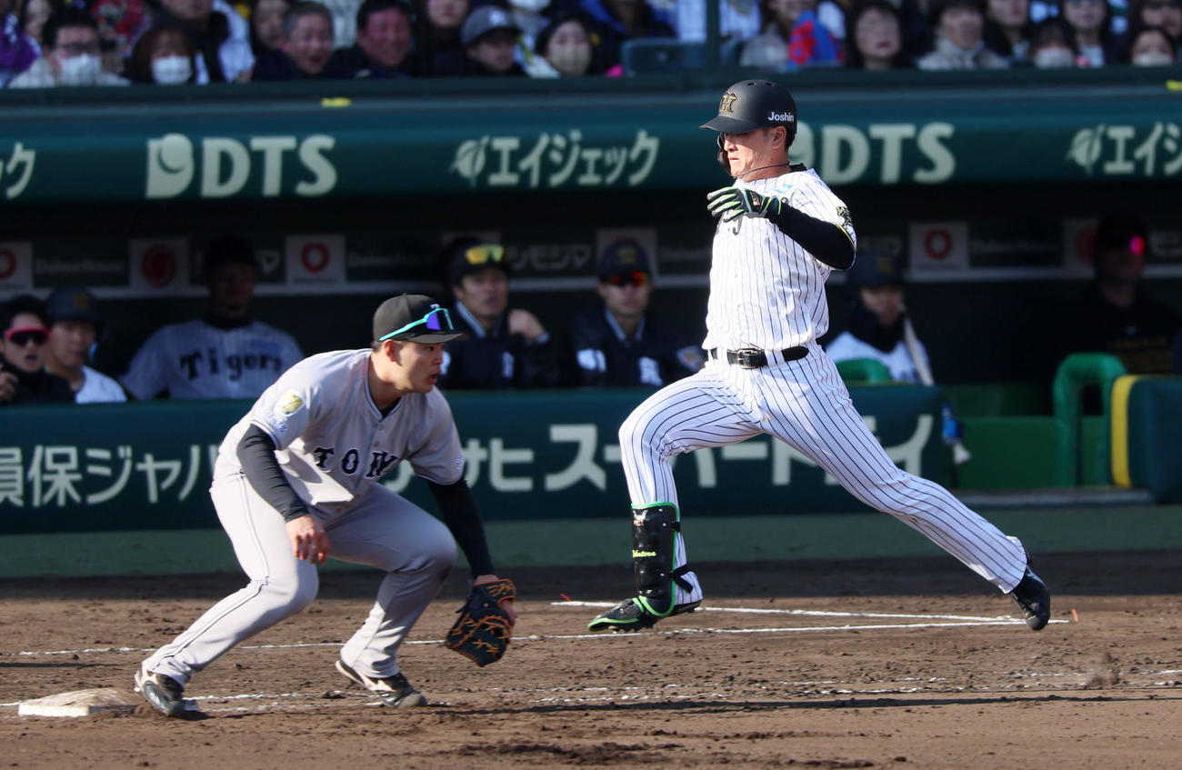 阪神対巨人　8回裏阪神無死一塁、高寺は内野安打を放つ。一塁手荒巻（撮影・加藤哉）