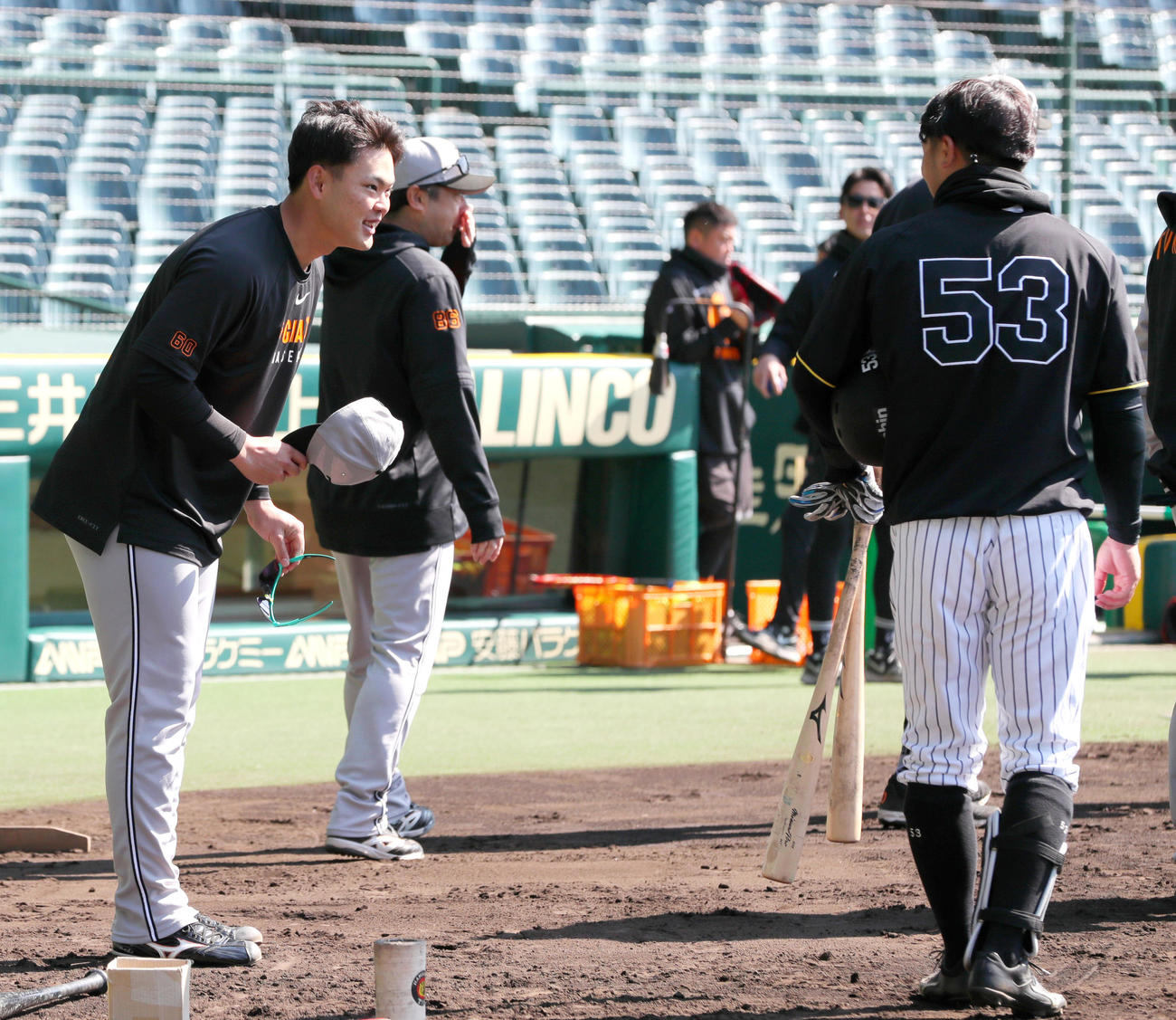 オープン戦・阪神対巨人　試合前、阪神島田（右）とあいさつをかわす巨人荒巻（撮影・上山淳一）