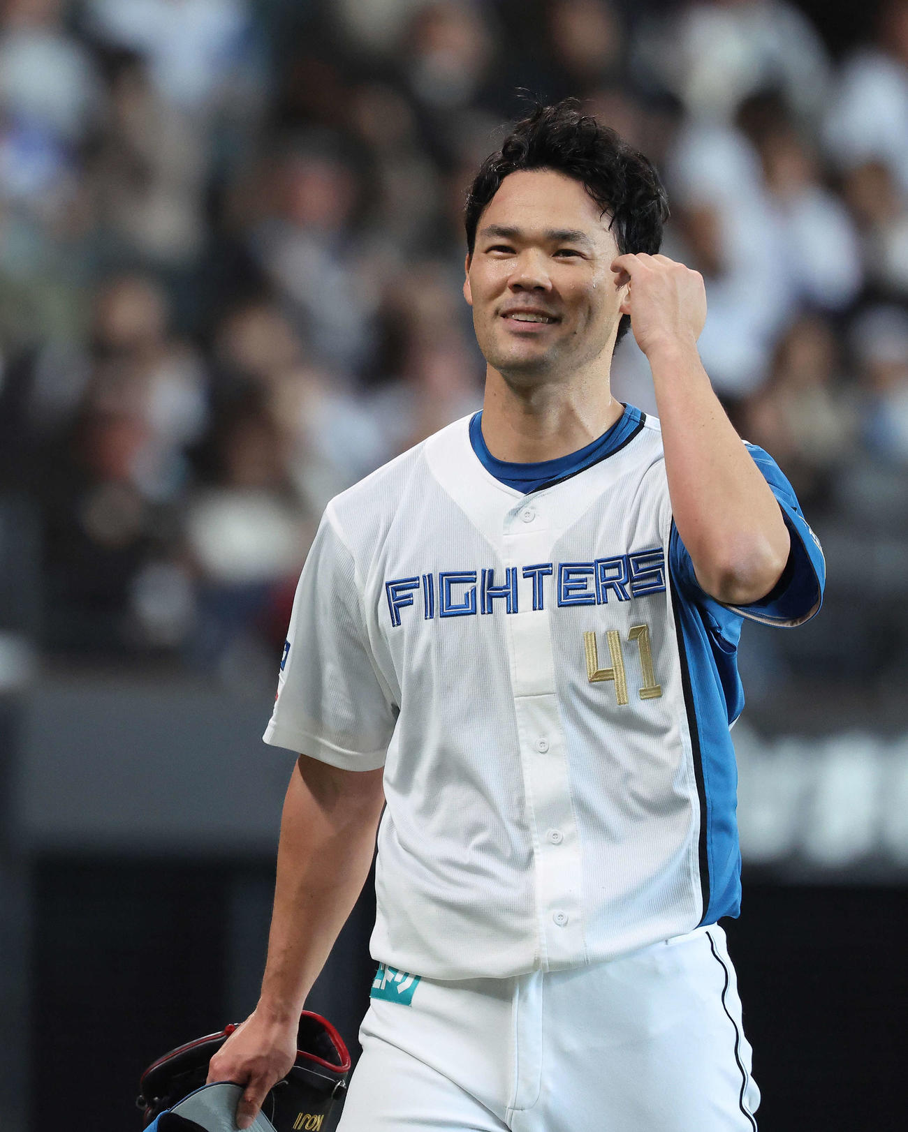 日本ハム対中日　5回表を抑え、笑顔でベンチに戻る福谷（撮影・河田真司）