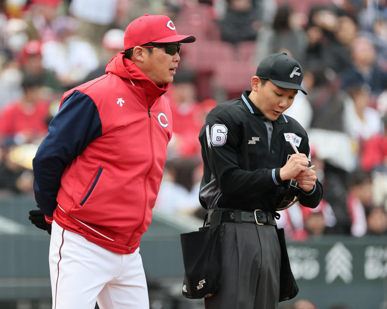 広島対ヤクルト　6回裏終了時、交代を告げる新井監督（撮影・加藤孝規）