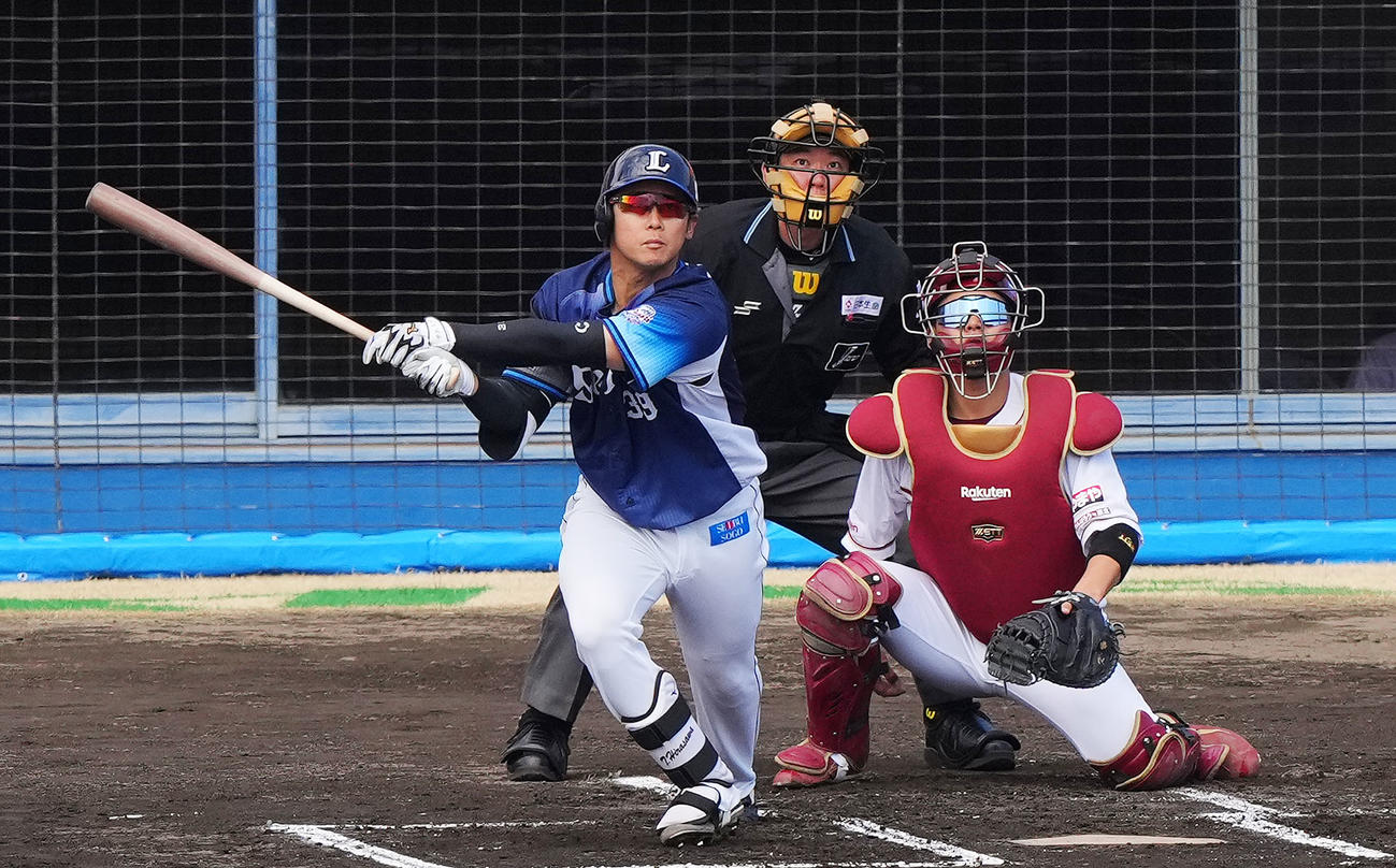 楽天対西武　1回表西武1死一、二塁、右中間へ2点適時三塁打を放つ平沢（撮影・横山健太）