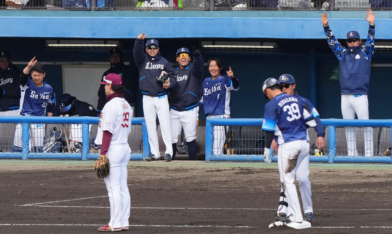 楽天対西武　1回表西武1死一、二塁、平沢が右中間へ2点適時三塁打を放ち歓喜する西武ナイン（撮影・横山健太）