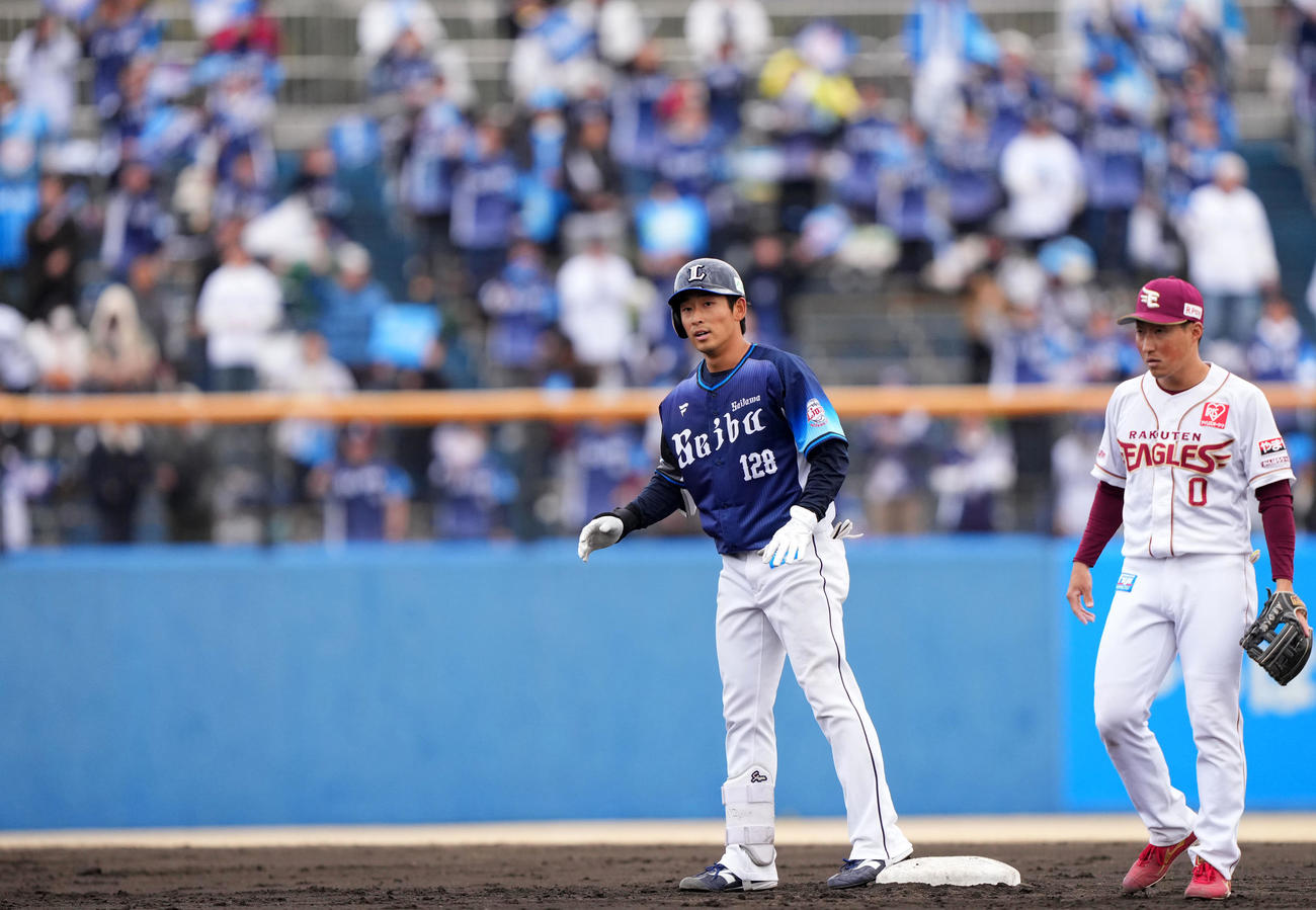 楽天対西武　9回表西武1死一塁、右前打を放つ佐藤太（撮影・横山健太）
