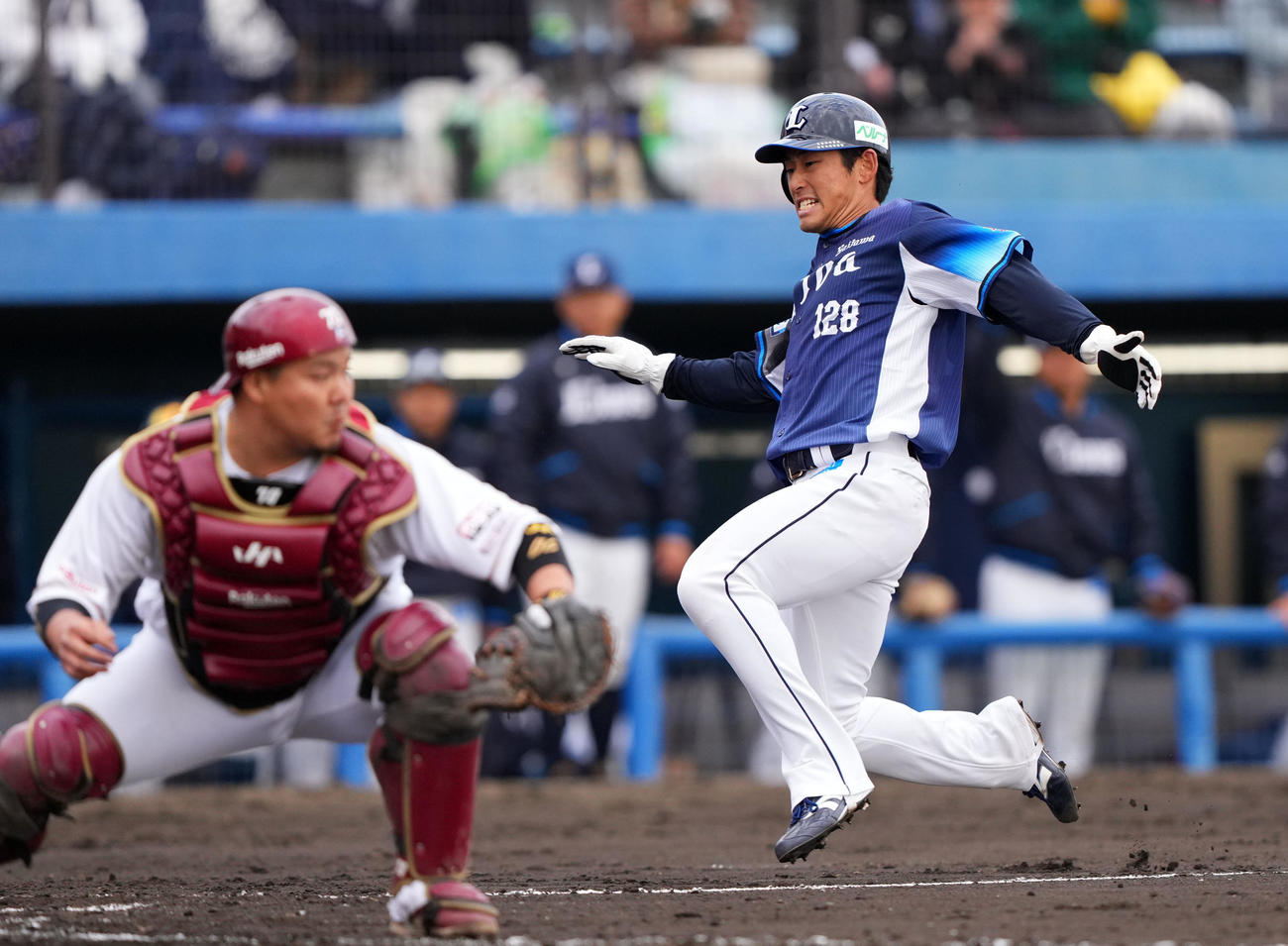 楽天対西武　9回表西武1死二、三塁、渡部聖の中前2点適時打で本塁へ生還する佐藤太（撮影・横山健太）