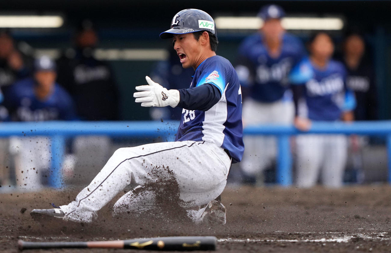 楽天対西武　9回表西武1死二、三塁、渡部聖の中前2点適時打で本塁へ生還する佐藤太（撮影・横山健太）