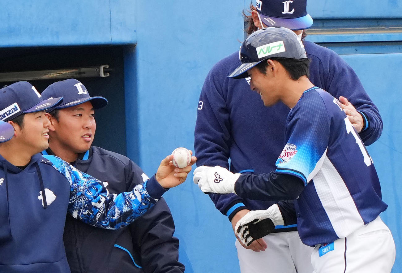 楽天対西武　9回表西武1死二、三塁、渡部聖の中前2点適時打で本塁へ生還した佐藤太（右）は安打を放った際の記念球を受け取る（撮影・横山健太）