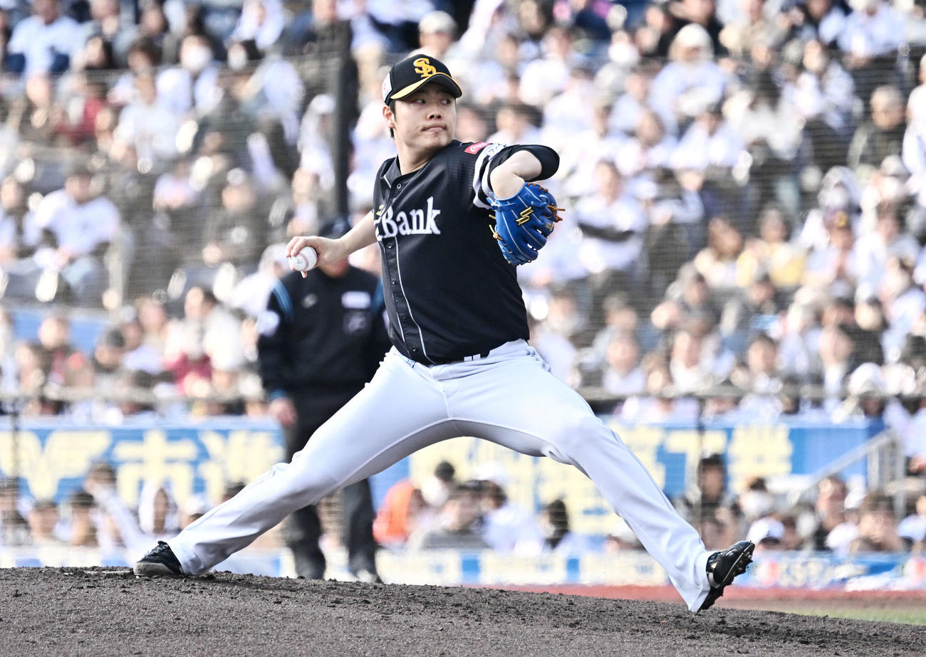 ロッテ対ソフトバンク　ソフトバンク3番手で登板する松本裕（撮影・滝沢徹郎）