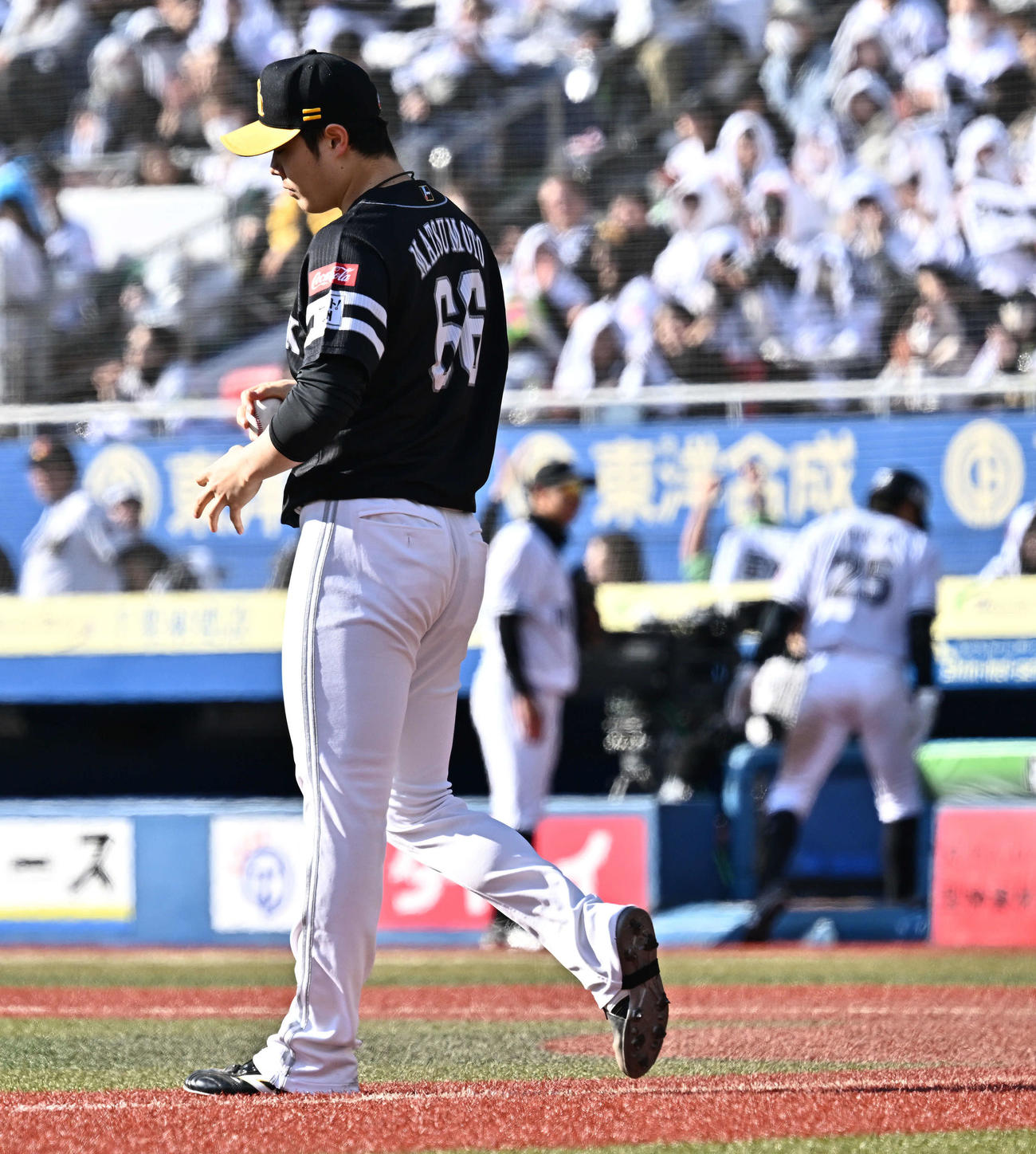 ロッテ対ソフトバンク　6回裏ロッテ1死一、二塁、宮崎に2点適時二塁打を許した松本裕（撮影・滝沢徹郎）
