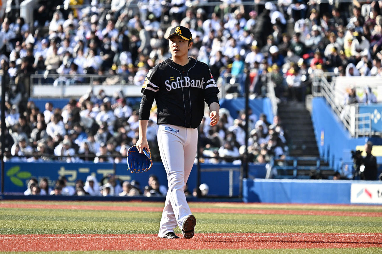 ロッテ対ソフトバンク　6回裏、交代を告げられベンチへ引き揚げるソフトバンク3番手の松本裕（撮影・滝沢徹郎）