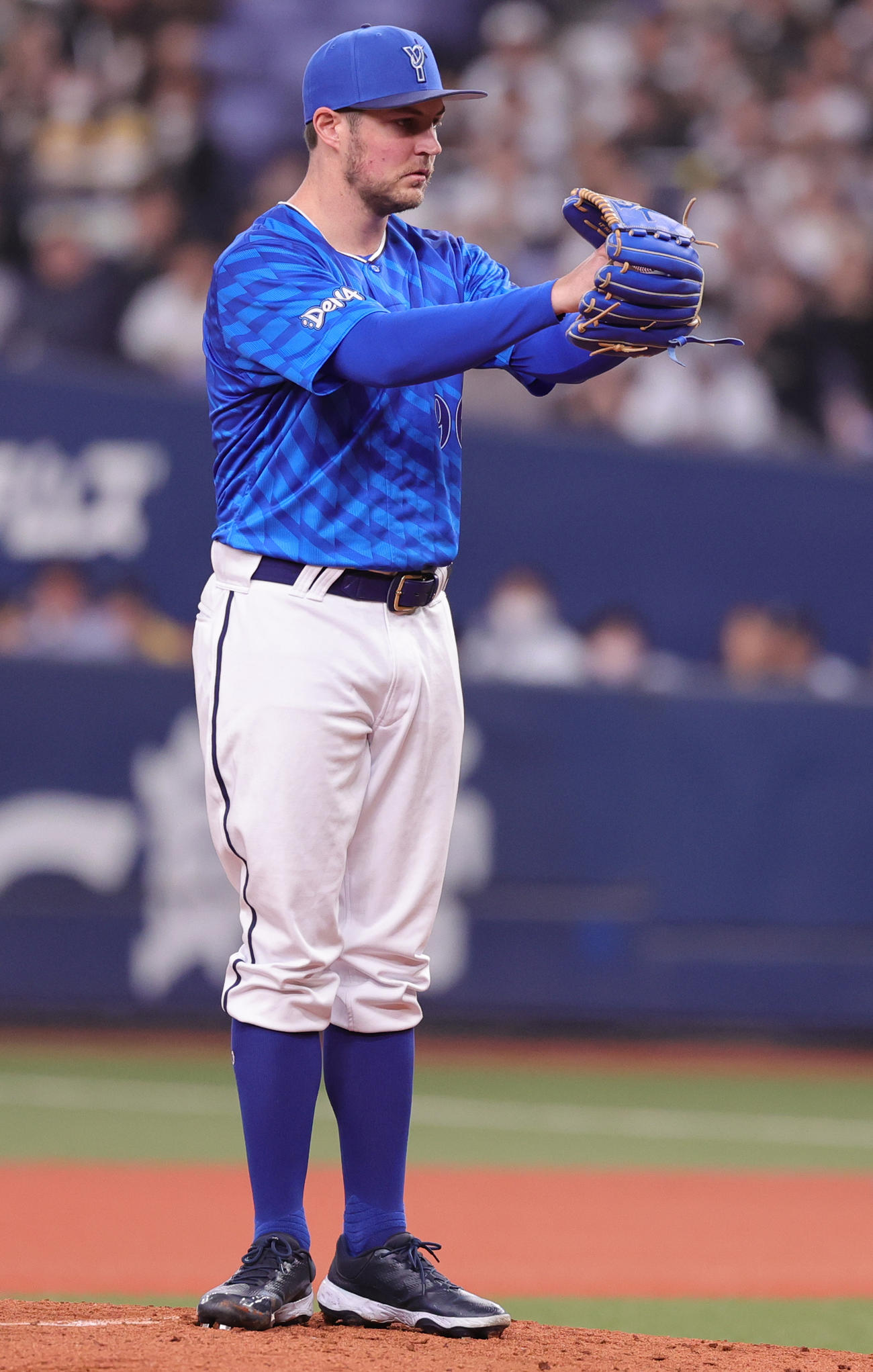 オリックス対DeNA 2回裏オリックス2死、ボーク後の初球で投球動作に入るDeNAバウアー（撮影・野上伸悟）